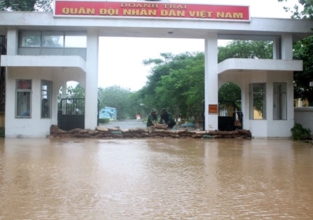 Cổng Trung đoàn 50 (Bộ CHQS TP Hải Phòng) được gia cố bằng bao cát, chống nước biển xâm nhập vào đơn vị.