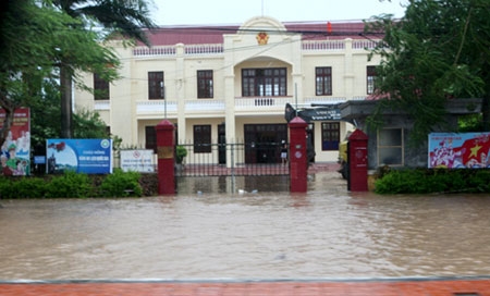 Nước cũng dâng cao trước UBND quận Đồ Sơn.