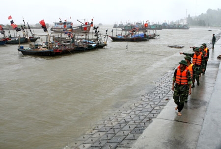 Bộ đội Biên phòng Hải Phòng tích cực tuần tra, kêu gọi các phương tiện vào bờ tránh, trú bão.