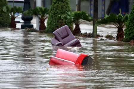 Những chiếc ghế sô-pha trôi lềnh bềnh trên...phố