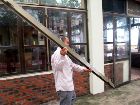 Nhiều hộ gia đình đã đưa khung nhôm cửa kính đi sửa chữa sau bão.