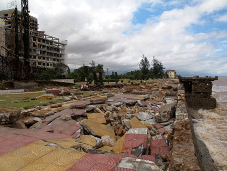 Bờ kè khu vực bãi biển Đồ Sơn 1 bị sóng lớn tàn phá