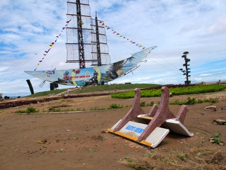 Ghế đá bị sóng, gió của bão số 2 hất đổ, nằm chỏng chơ trước biển Đồ Sơn