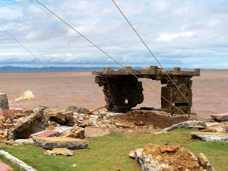 Đây là chiếc lô cốt vốn nguyên vẹn trước bão, nay đã bị sóng hất tung 2 mặt tường.