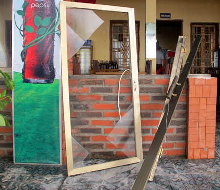 Cửa kính của nhiều nhà hàng chạy dọc đường 295 bị gió cuốn đổ, vỡ