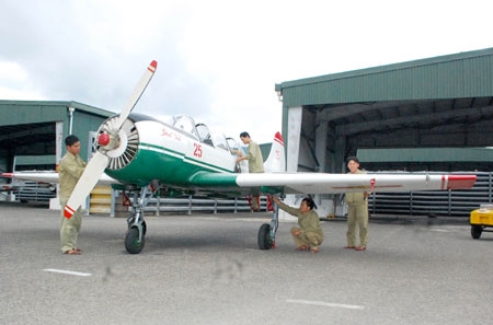 Để bảo đảm cho mỗi chuyến bay an toàn, thắng lợi, công tác bảo đảm kỹ thuật hàng không được tiến hành hết sức chặt chẽ, nghiêm túc trước ngày bay.