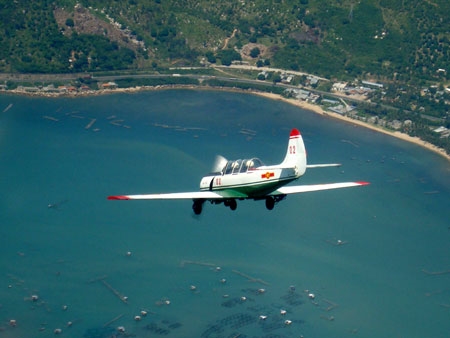 Dưới cánh bay dần hiện ra biển biếc...