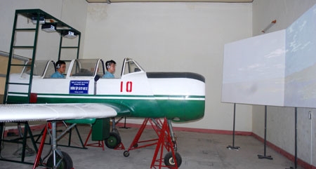 Đối với các học viên, huấn luyện trên buồng tập lái, hay còn gọi là bay buồng tập, sẽ giúp họ làm quen với bài bay trước khi cùng Iak-52 vút lên bầu trời.