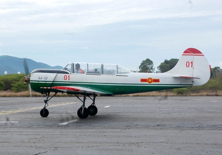 Học viên phi công Doãn Văn Cảnh điều khiển máy bay ra đường băng, chuẩn bị cất cánh thực hiện chuyến bay đơn.