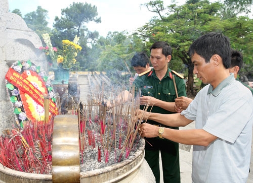 Thành tâm trước những hy sinh to lớn của thế hệ cha anh đi trước.