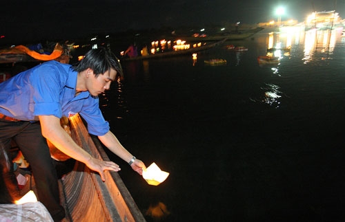 Dâng hương và thả đèn hoa đăng bên dòng Thạch Hãn