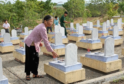 Bà mẹ lặng lẽ thắp nén hương thơm, tưởng nhớ những người chiến sĩ đã ngã xuống cho nền độc lập, tự do của Tổ quốc.