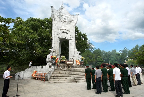 Đồng đội tìm về Nghĩa trang Trường Sơn viếng các anh hùng liệt sĩ.