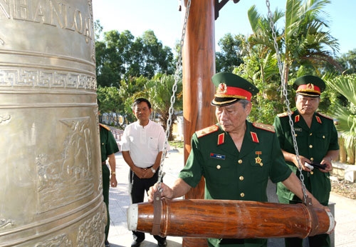 Trung tướng Lê Văn Hân, nguyên Phó chủ nhiệm Tổng cục Chính trị, thỉnh hồi chuông tưởng nhớ các anh hùng liệt sĩ đang yên nghỉ tại Nghĩa trang Đường 9.