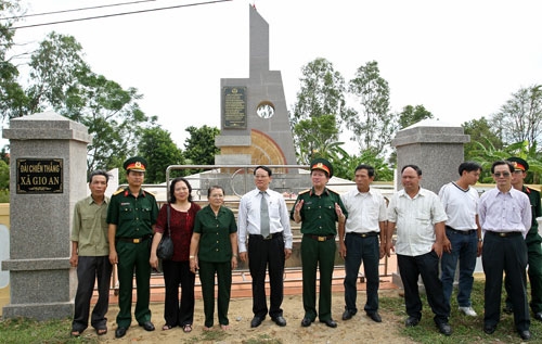 Đài Liệt sĩ Gio An. Nơi đây, từ ngày 2 đến 6-7-1967, quân và dân xã Gio An, huyện Gio Linh đã phối hợp với quân chủ lực (Trung đoàn BB90, Sư đoàn 324, nay là Đoàn Gio An anh hùng – tức Trung đoàn BB38) đã chiến đấu anh dũng suốt 5 ngày đêm, đánh tan 2 tiểu đoàn của Mỹ.
