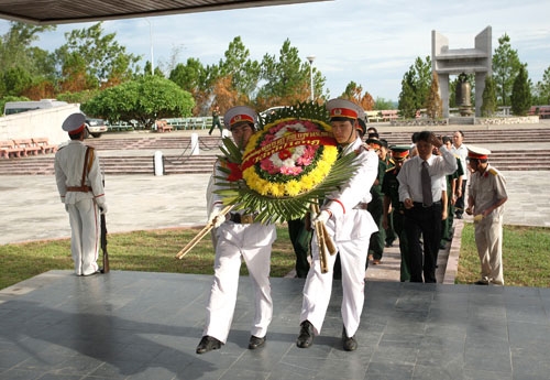 Những vòng hoa nặng nghĩa tri ân.