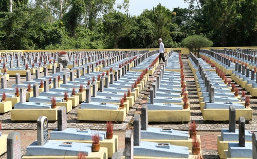 Giữa mênh mông Trường Sơn, người cựu binh lần tìm từng ngôi mộ với hy vọng mong manh đồng đội mình đang yên nghỉ nơi đây.