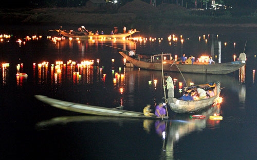 “Đò xuôi Thạch Hãn xin chèo nhẹ. Đáy sông còn đó bạn tôi nằm. Có tuổi hai mươi thành sóng nước. Vỗ yên bờ mãi mãi ngàn năm”.