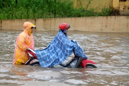 Không ít xe mô tô bị chết máy trên đường
