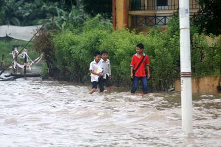 Học sinh Trường THCS Long Biên bì bõm lội nước đến trường.