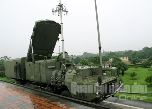 Hệ thống an-ten trên xe điều khiển bắt đầu vận hành.