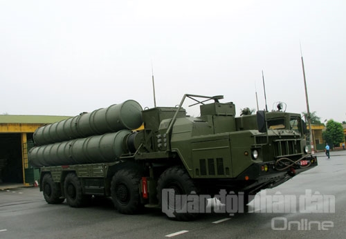 Xe đạn tên lửa S300 thực hành cơ động.