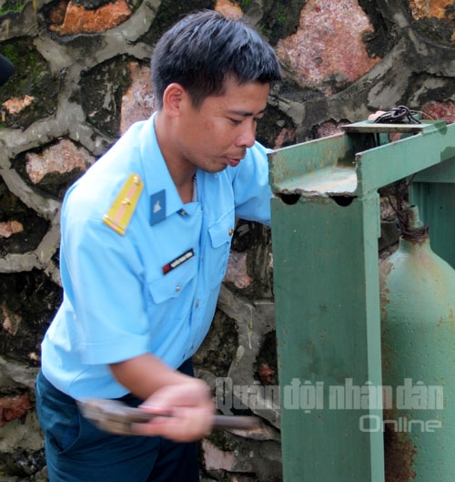 Trực ban Sở chỉ huy Đoàn tên lửa phòng không 64 phát tín hiệu báo động chiến đấu.