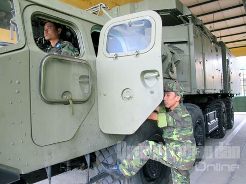 Khẩn trương lên xe, sẵn sàng cơ động.