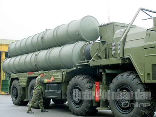 Kiểm tra tình trạng kỹ thuật của xe đạn tên lửa.