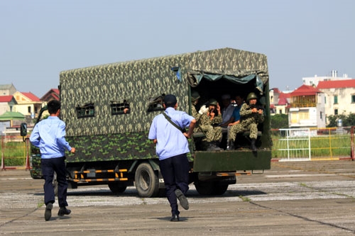 Sau khi nhiệm vụ đánh bắt khủng bố kết thúc, lực lượng bảo vệ của Công ty Trực thăng miền Bắc tiếp tục cơ động về vị trí bảo vệ sân bay.