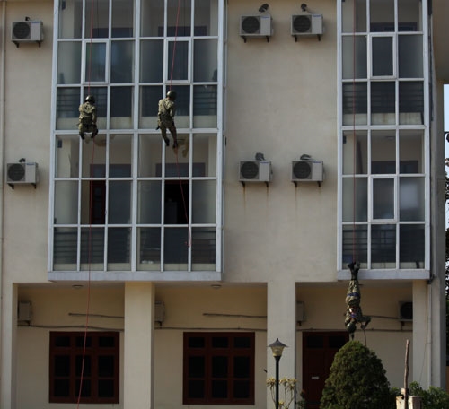 Bằng kỹ thuật điêu luyện, chuẩn xác, các chiến sĩ đặc công tiếp cận các phòng bọn khủng bố giam giữ con tin.