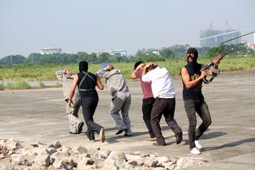 ...Bắt cán bộ, nhân viên của công ty đang làm việc tại khu đỗ máy bay và khu kỹ thuật...