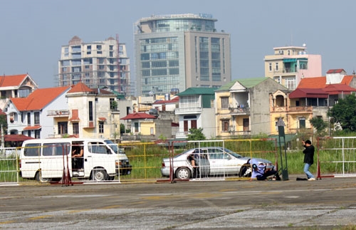 Giả đến làm việc tại Công ty trực thăng miền Bắc, bọn khủng bố tấn công, sát hại lực lượng bảo vệ khu vực để máy bay...