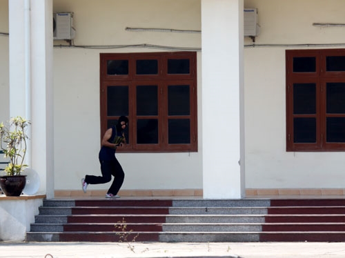 ...Và chiếm giữ một số tòa nhà để nhốt con tin, cố thủ và ra yêu sách.