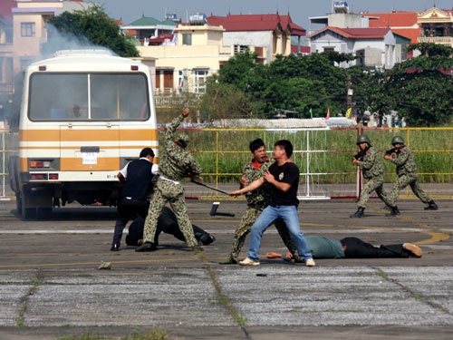 Bị tấn công quyết liệt, bọn khủng bố lên ô tô bỏ chạy khỏi tòa nhà. Song vừa đến khu vực đường băng, chúng đã bị đặc công