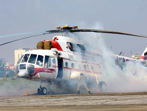 Phía chiếc trực thăng bị con tin chiếm giữ, các chiến sĩ đặc công đã đột nhập và làm chủ.