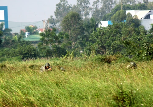 ...Các chiến sĩ đặc công bí mật, bất ngờ, khôn khéo cơ động tiếp cận mục tiêu.