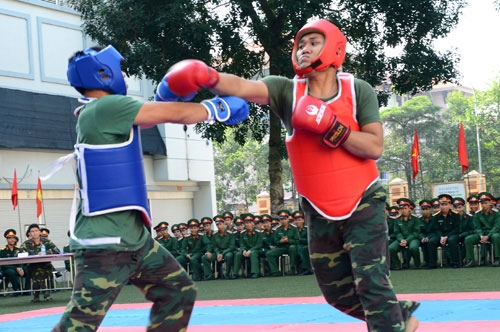 Cú ra đòn của vận động viên đai đỏ.