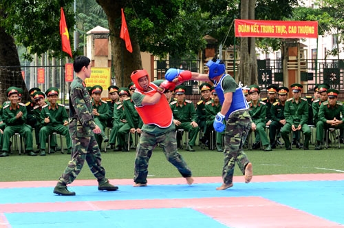Quyết liệt trên sàn đấu.