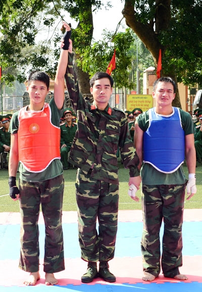 Trọng tài công bố chiến thắng thuộc về chiến sĩ mang đai đỏ.