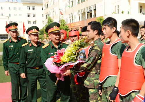 Chỉ huy lữ đoàn động viên, chúc mừng các vận động viên giành kết quả cao.