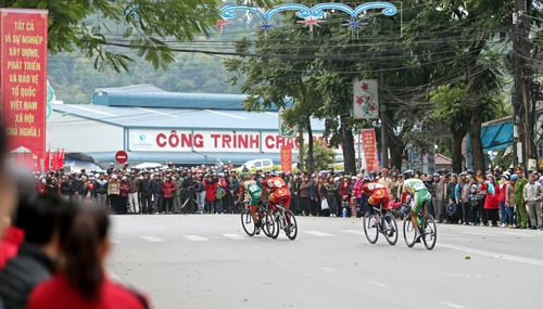 Người dân Cao Bằng đứng chật kín các tuyến đường cổ vũ đoàn đua.