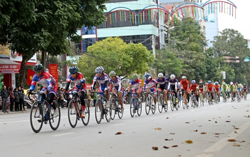 Đi qua những con phố mùa Đông lá rụng trên địa danh Cao Bằng lịch sử.