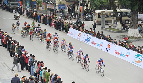 Với sự quyết tâm cao độ, các vận động viên bám đuổi nhau rất sát.