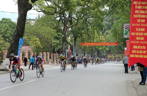 ...Đi qua nhiều tuyến đường phố của thành phố Cao Bằng.