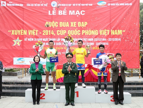 Ban tổ chức trao giải Nhất, Nhì, Ba chung cuộc cho các vận động viên giành giải cá nhân…