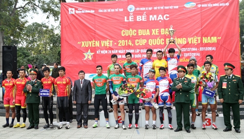 ...Và giải Nhất, Nhì, Ba đồng đội. Trong đó đội Quân đội 2 giành giải Phong cách.