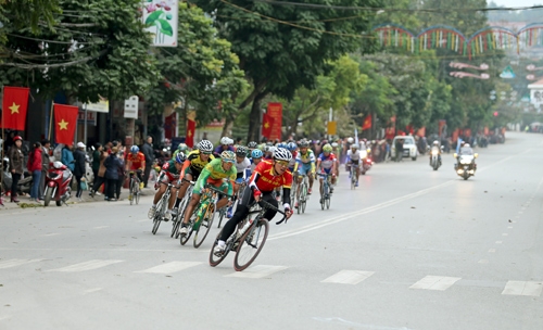Các cua-rơ của đội Quân đội (mặc áo đỏ) luôn thể hiện phong cách thi đấu đẹp.