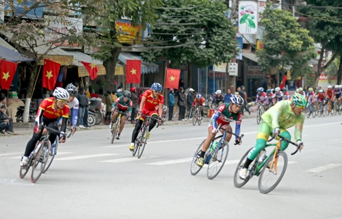 Những vòng đua diễn ra quyết liệt, khi các cua-rơ liên tục tăng tốc.