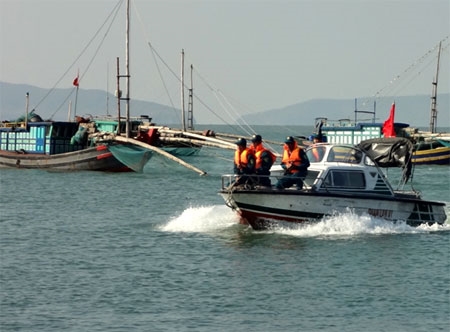 Dân quân xã đảo Quan Lạn, huyện Vân Đồn (Quảng Ninh) thực hiện tuần tra trên biển